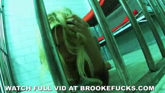 Busty Teen Brooke Banner masturbiert im Badezimmer